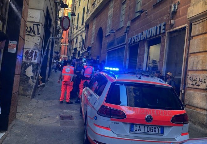 Terrore in via del Campo: armato di mannaia in mezzo alla folla ferisce un uomo, bloccato col taser
