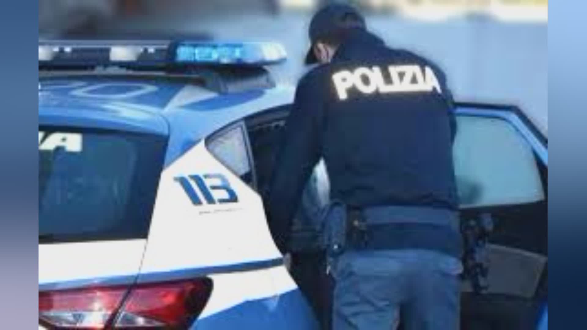 Genova, paura a Sestri Ponente: uomo tenta una rapina poi minaccia un tassista con il coltello e fugge