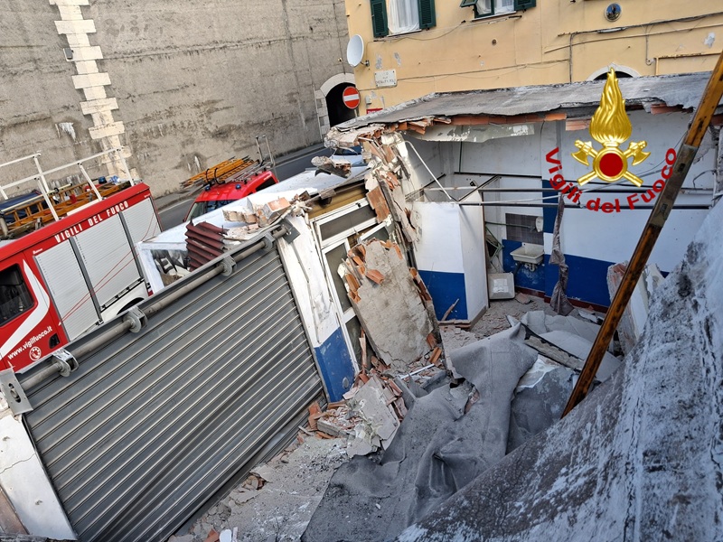 Crolla parte di un magazzino a Rivarolo, nessun ferito. Verifiche sulla stabilità del palazzo vicino