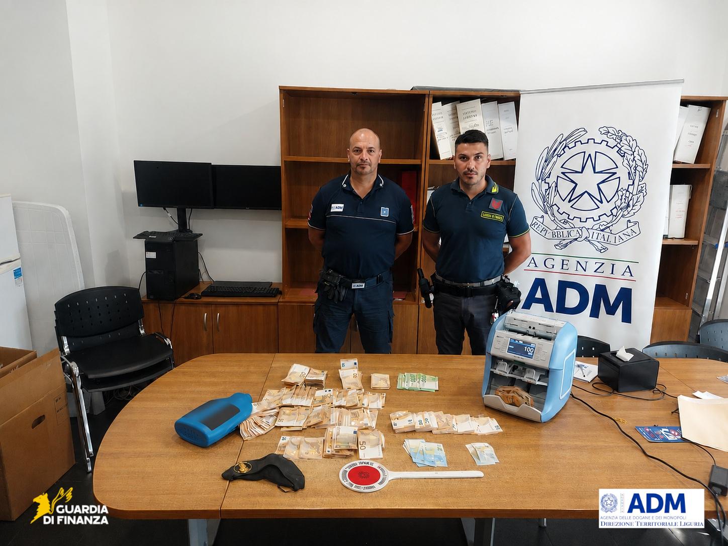 Genova, GdF-ADM: sequestro di valuta e lingotti d'oro per 150mila euro