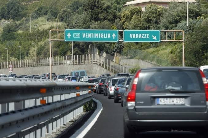 Tragedia sull'A10, motociclista perde la vita in un incidente tra Savona e Spotorno: tratto chiuso e lunghe code