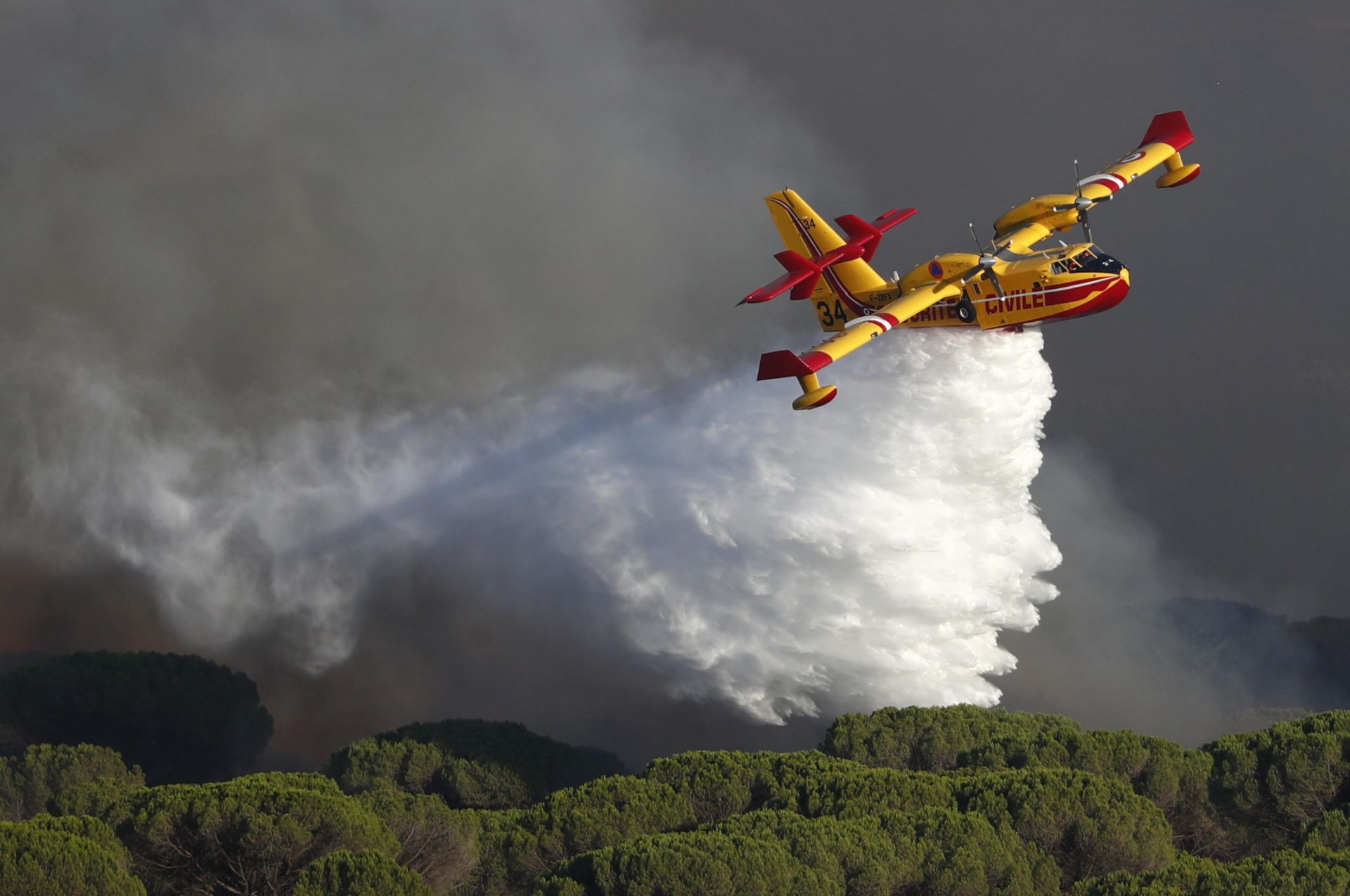 Sesta Godano, vasto incendio: lambite alcune abitazioni, Canadair in azione