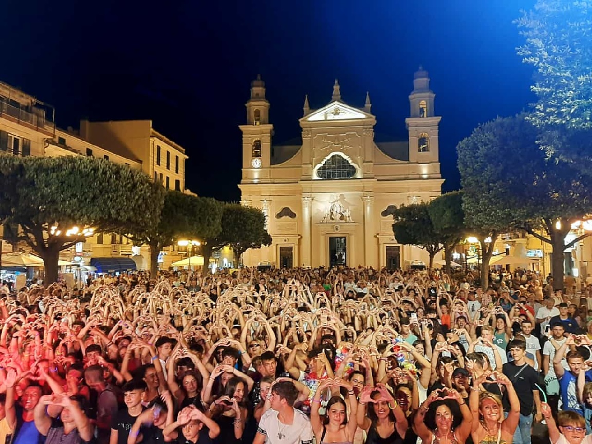 Pietra Ligure si accende con la Notte Bianca Summer Colors: musica, spettacoli e luci per una grande festa a cielo aperto