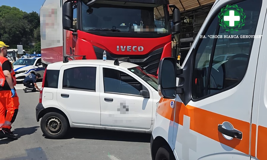 Scontro in corso Aurelio Saffi, camion trascina auto per metri prima di fermarsi