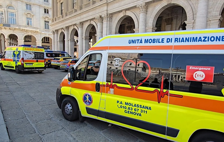 Caro carburante, corteo di ambulanze in piazza De Ferrari. Anas: "Ignorati dalle istituzioni". Nicolo' replica: "Accuse senza fondamento"