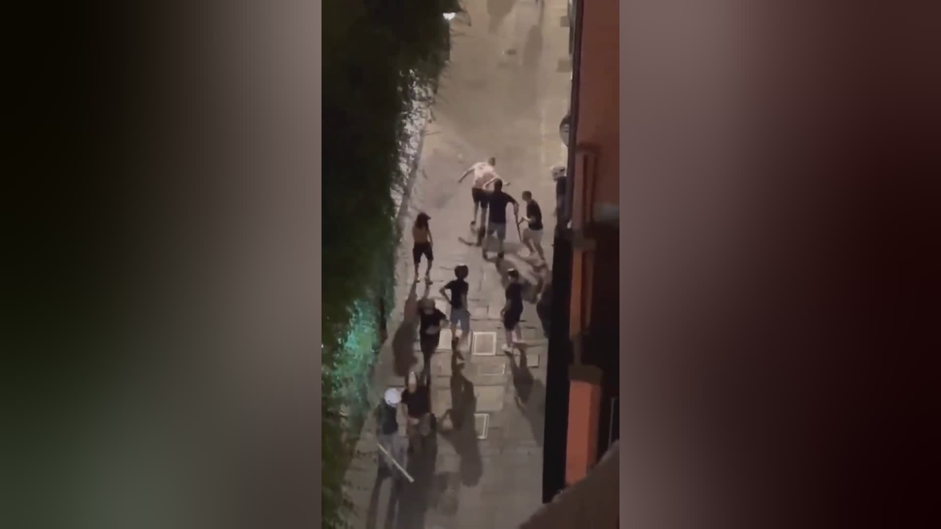 Genova, notte di guerriglia nel centro storico. Possibile regolamento di conti tra tifosi