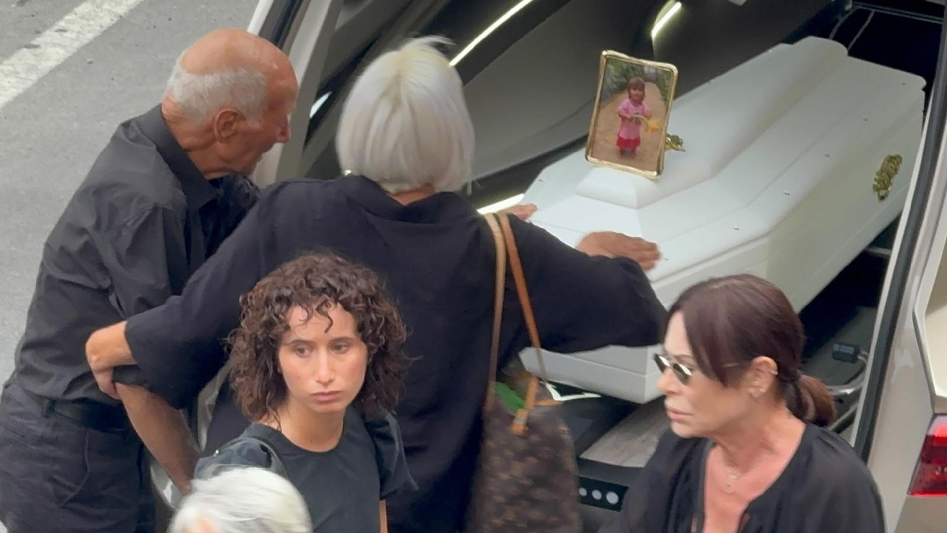 Bordighera, l’ultimo saluto alla piccola Beatrice: presente anche il padre naturale