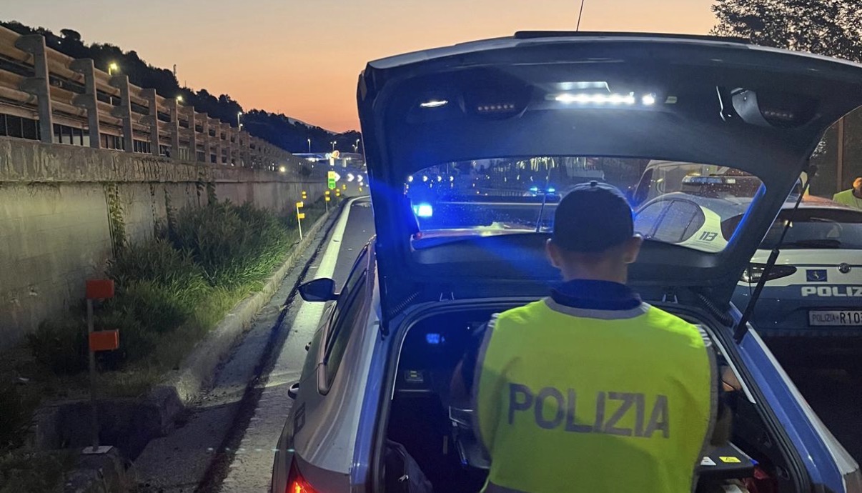 Incidente mortale sulla A10, motociclista perde la vita dopo lo scontro con un'auto tra Varazze e Arenzano. Anche 4 feriti