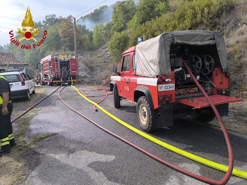 Incendio a Cairo Montenotte, vigili del fuoco al lavoro per tutta la notte. Quattro persone sfollate