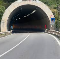 Finale Ligure, chiusa e poi riaperta la statale Aurelia in entrambe le direzioni a causa di una frana