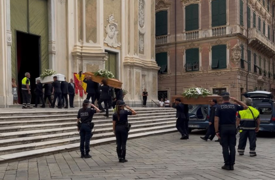 Tragedia di Finale, ultimo atto: commozione ai funerali di Mattia, Paola e Daniele