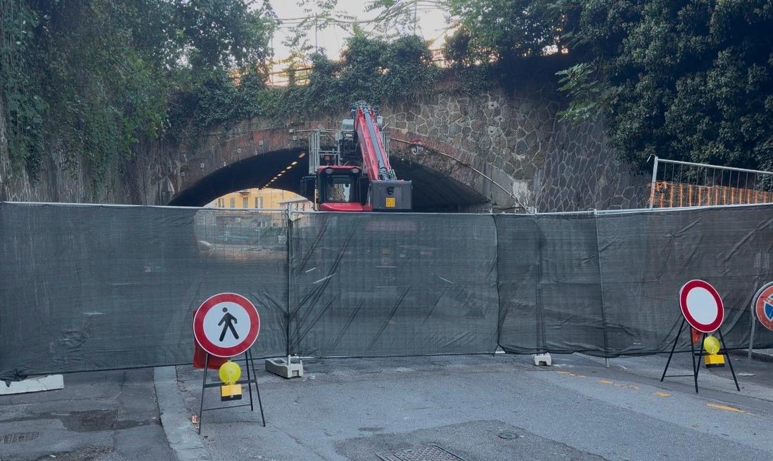 Voltino del Campasso chiuso per 4 mesi, cittadini in ansia: "Ci sentiamo intrappolati"
