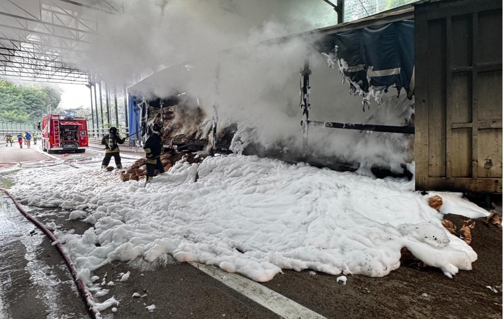 Genova A7, mezzo pesante a fuoco: traffico in tilt verso Genova, code fino a 5 km