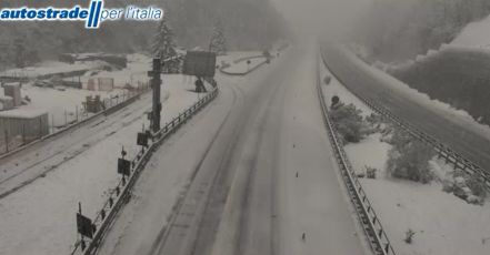 Liguria, nevica sulle Autostrade: A7 ok, l'A26 imbiancata: traffico scarso