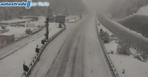 Liguria, nevica sulle Autostrade: A7 ok, l'A26 imbiancata: traffico scarso