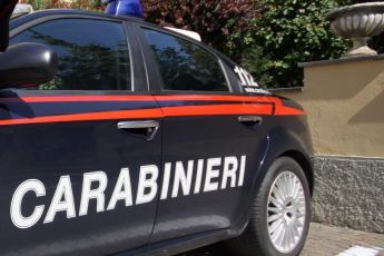 Genova, sfonda a calci la porta della ex fidanzata: 18enne arrestato