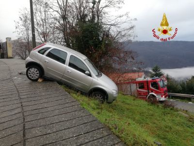 Bargagli, perde il controllo dell'auto e resta in bilico: vigili del fuoco in azione