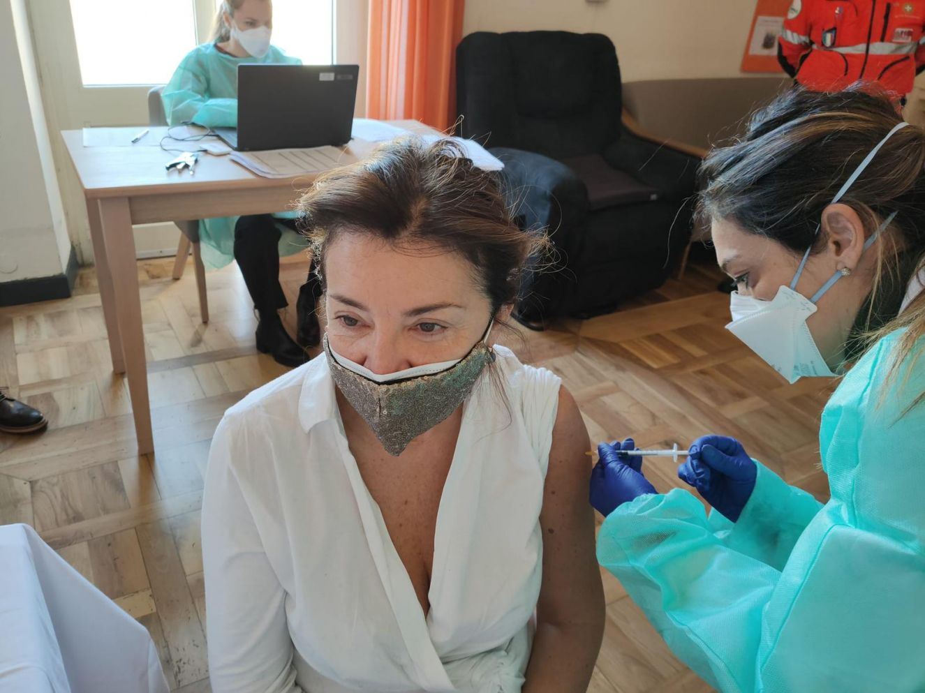 Covid, vaccinazioni a rilento in Italia: mancano siringhe e personale