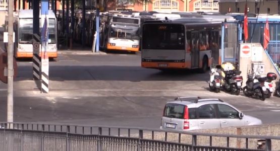 Genova, dorme su un bus Amt in rimessa con un coltello da 18 cm: denunciato