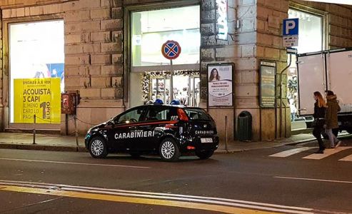 Genova, scarcerato da un giorno rapina una donna in centro: arrestato 19enne