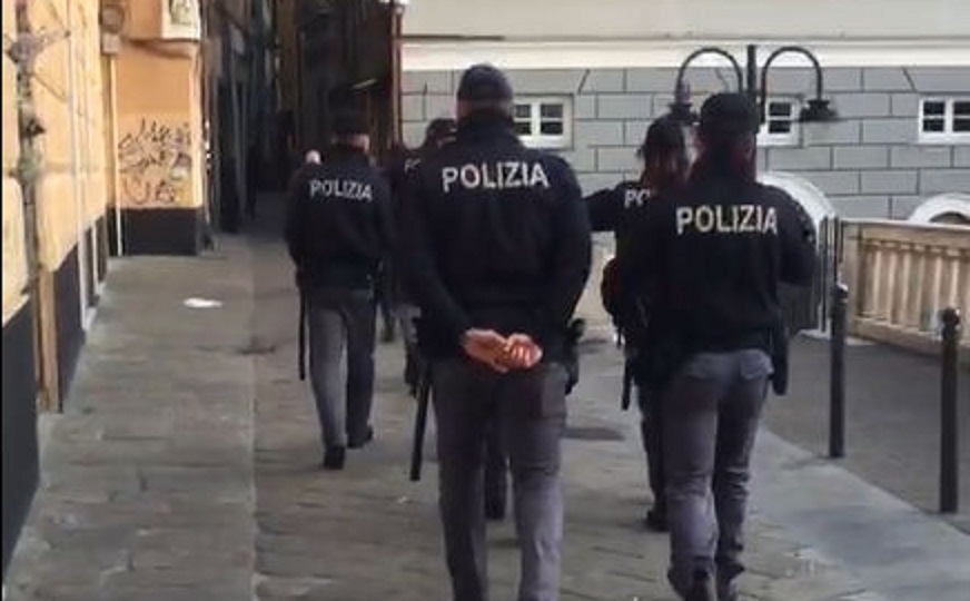 Genova, spaccia vicino al commissariato: denunciato baby pusher di 16 anni