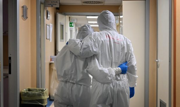 "Siete covidioti", infermiere negazionista rischia la radiazione dall'albo alla Spezia