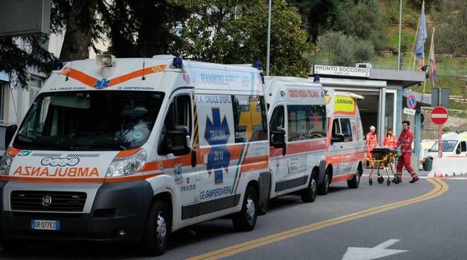 Genova, 17enne ubriaco prende a pugni un'infermiera al San Martino: denunciato