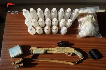 Albenga, in garage un fucile a canne mozze: arrestato un 43enne