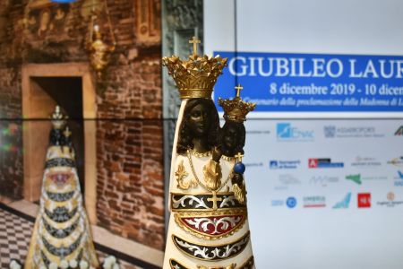 Atterrata a Genova la statua della Madonna di Loreto: è visibile all'aeroporto