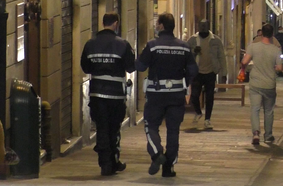 Genova, 70enne minaccia di morte la moglie in un negozio: interviene la polizia locale