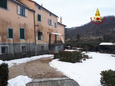 Montoggio, incendio in appartamento all'alba: tre case inagibili