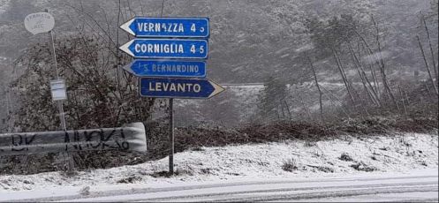 Uno spettacolo insolito, la neve arriva sulle Cinque Terre