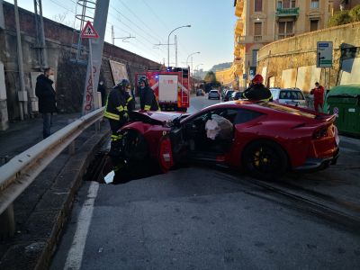 Genoa, paura a Pegli: la Ferrari di Marchetti finisce contro altre auto, il portiere non era alla guida