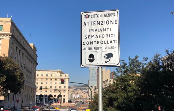 Genova, al via l'installazione dei cartelli d'avviso nei pressi dei semafori intelligenti