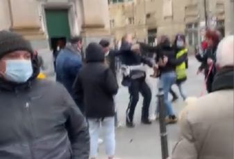 Genova, si rifiuta di indossare la mascherina e tira un pugno a un agente: il video