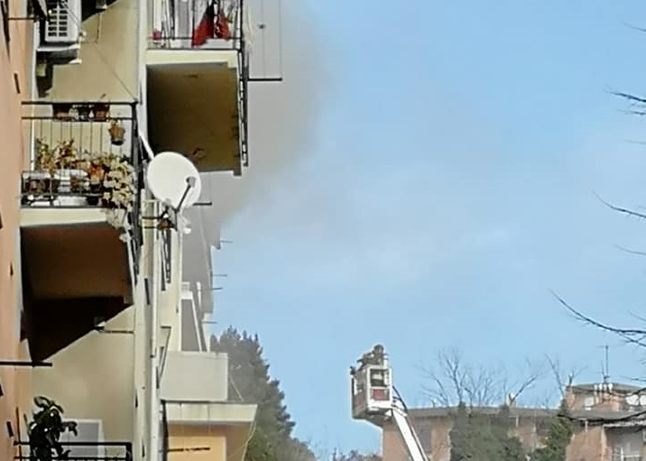 Incendio in appartamento a Cornigliano: chiuse due strade