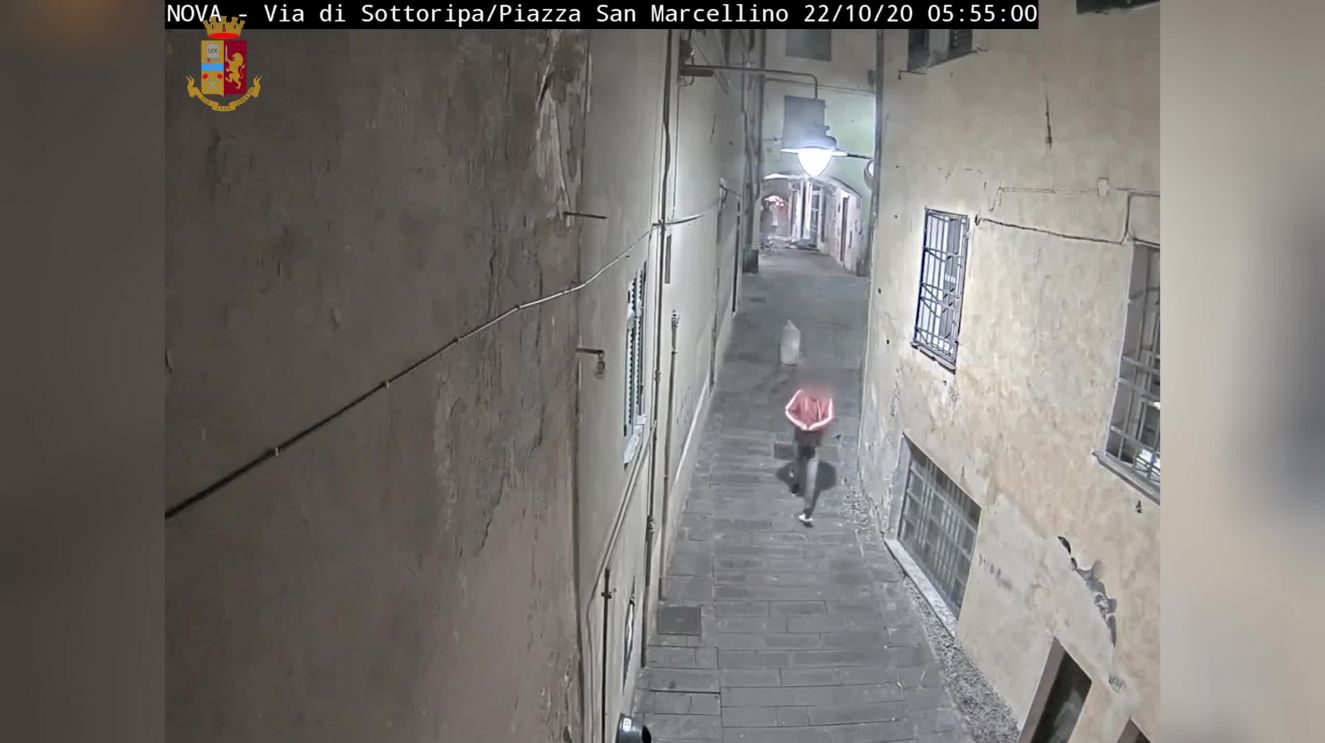 Genova, si fingevano turisti per derubare i passanti: arrestati rapinatori seriali nei vicoli