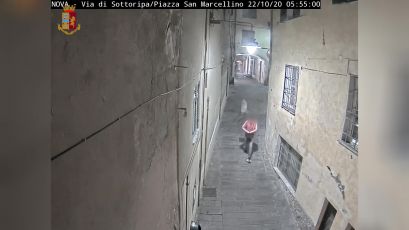 Genova, si fingevano turisti per derubare i passanti: arrestati rapinatori seriali nei vicoli