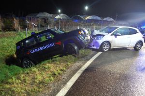 Busalla, ubriaco alla guida si scontra con l'auto dei carabinieri: denunciato