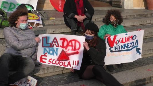 La protesta degli studenti a Genova: "Negozi aperti e scuole chiuse, perché?"