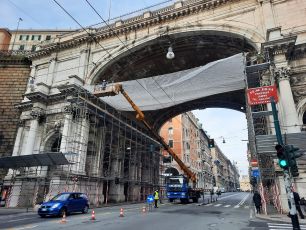 Restyling ponte Monumentale, installata una rete di sicurezza sopra via XX Settembre