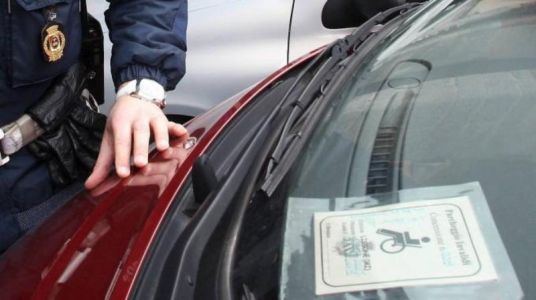 La Spezia, usa il pass invalidi della nonna deceduta: multato