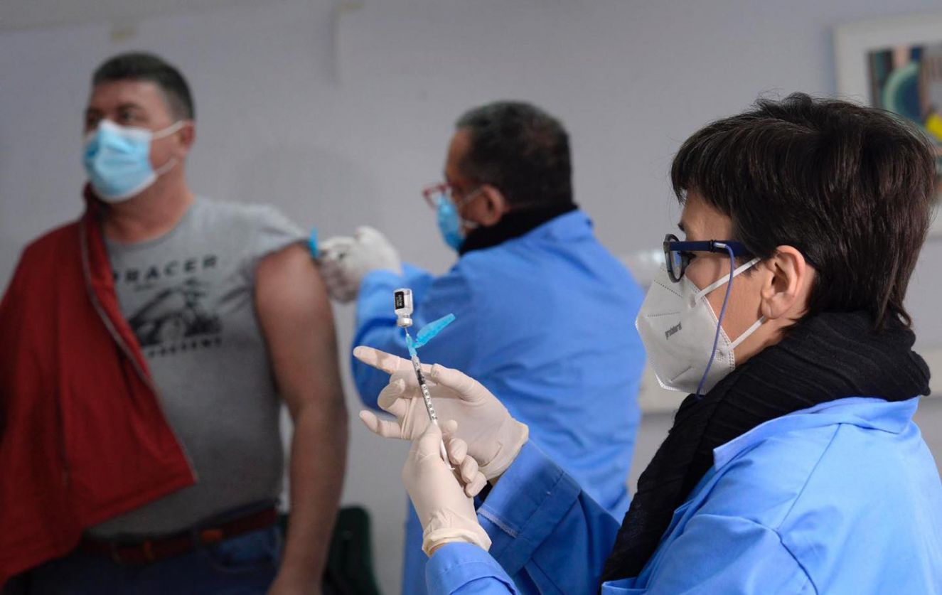 Vaccini Pfizer in ritardo, anche in Liguria a rischio le seconde dosi. Toti: Siamo preoccupati"