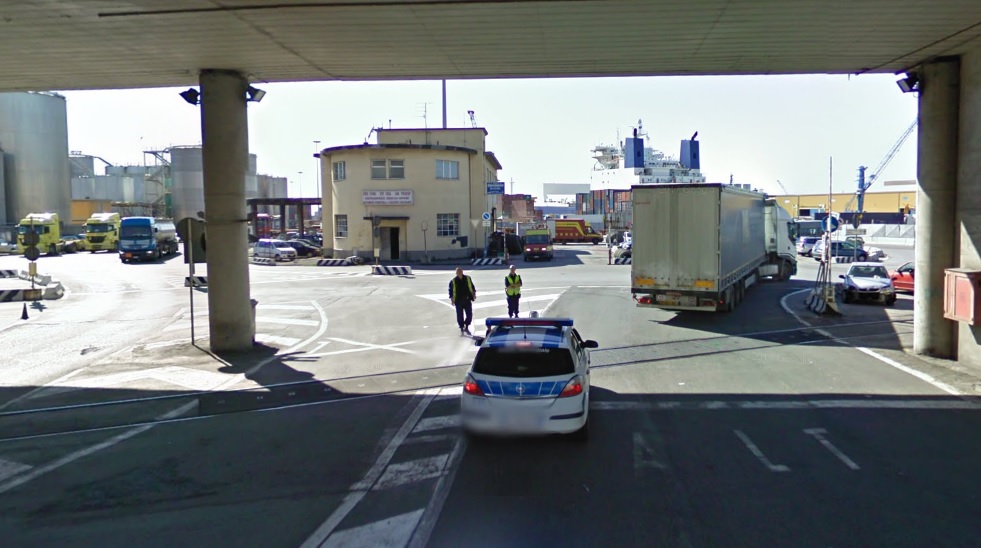Genova, incidente in porto: guardia giurata travolta in scooter, è grave