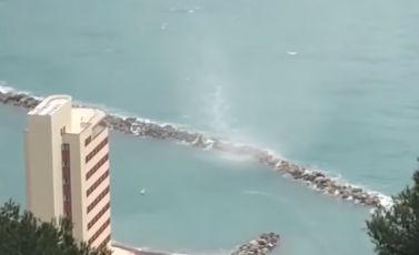 Chiavari, tromba marina scoperchia il tetto di un palazzo