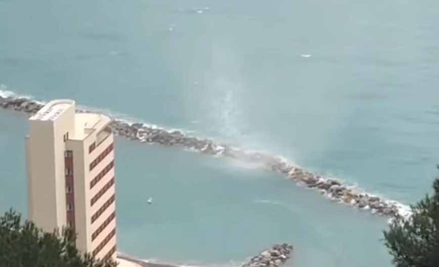 Chiavari, tromba marina scoperchia il tetto di un palazzo