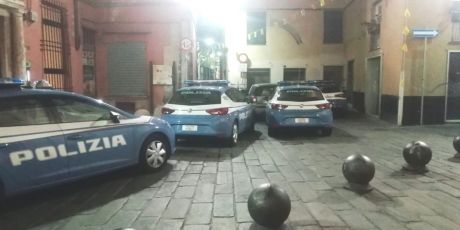 Genova, aggredirono un 24enne nei vicoli: daspo per nove giovani