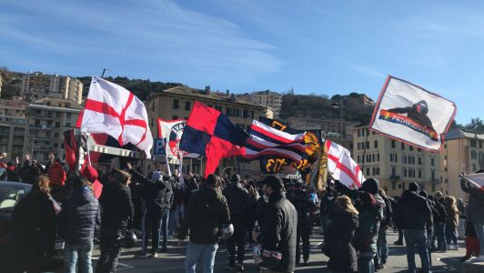 Genoa, un centinaio di tifosi alla "Piastra" di Genova Est per sostenere la squadra