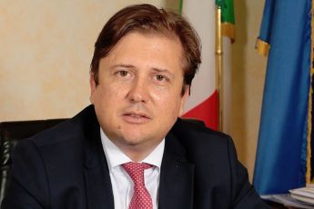 Sileri, viceministro alla Salute: "Vaccini in ritardo di 4 settimane per gli over 80"