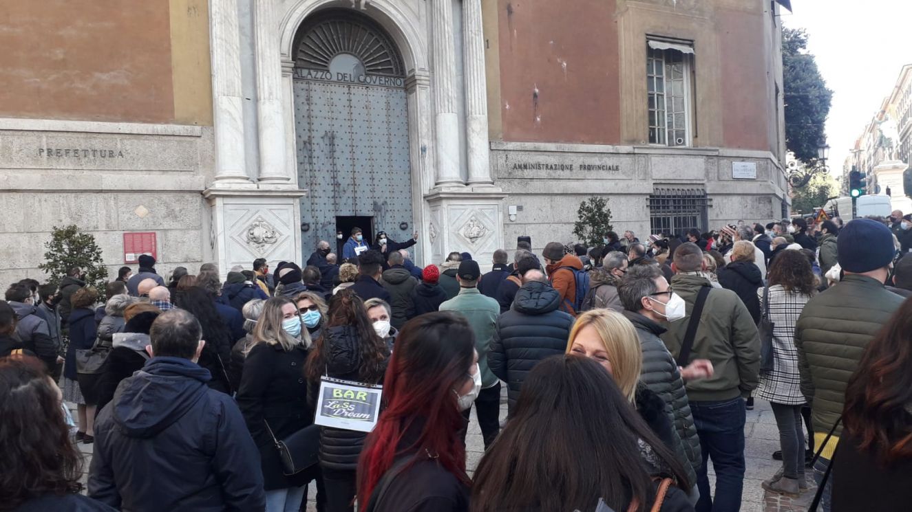 Genova, i ristoratori in piazza: "Fateci lavorare, ridateci la nostra dignità"